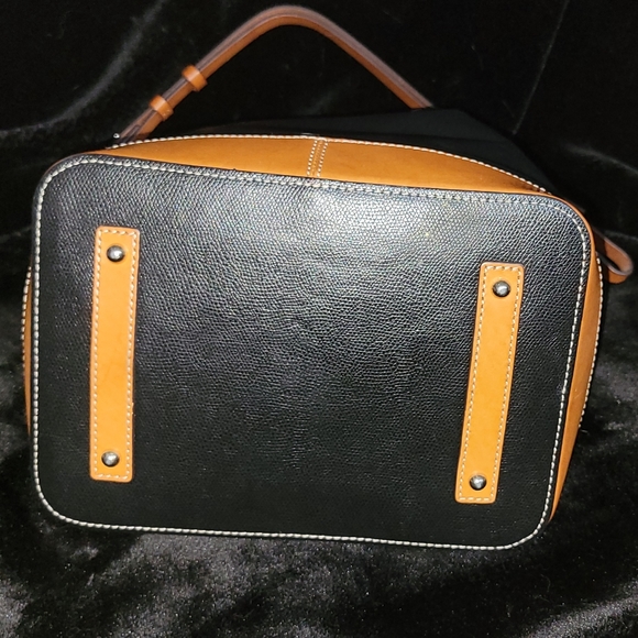 Dooney & Burke black and tan bucket bag - Picture 3 of 4